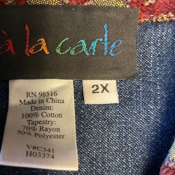 Elegant Blue Denim Jacket with Patterned Details - Picture 8 of 10